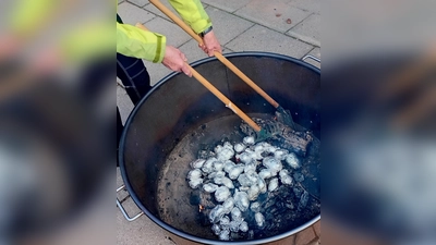 die Kartoffeln garen in der Glut (Bild: Barbara Krauthahn)