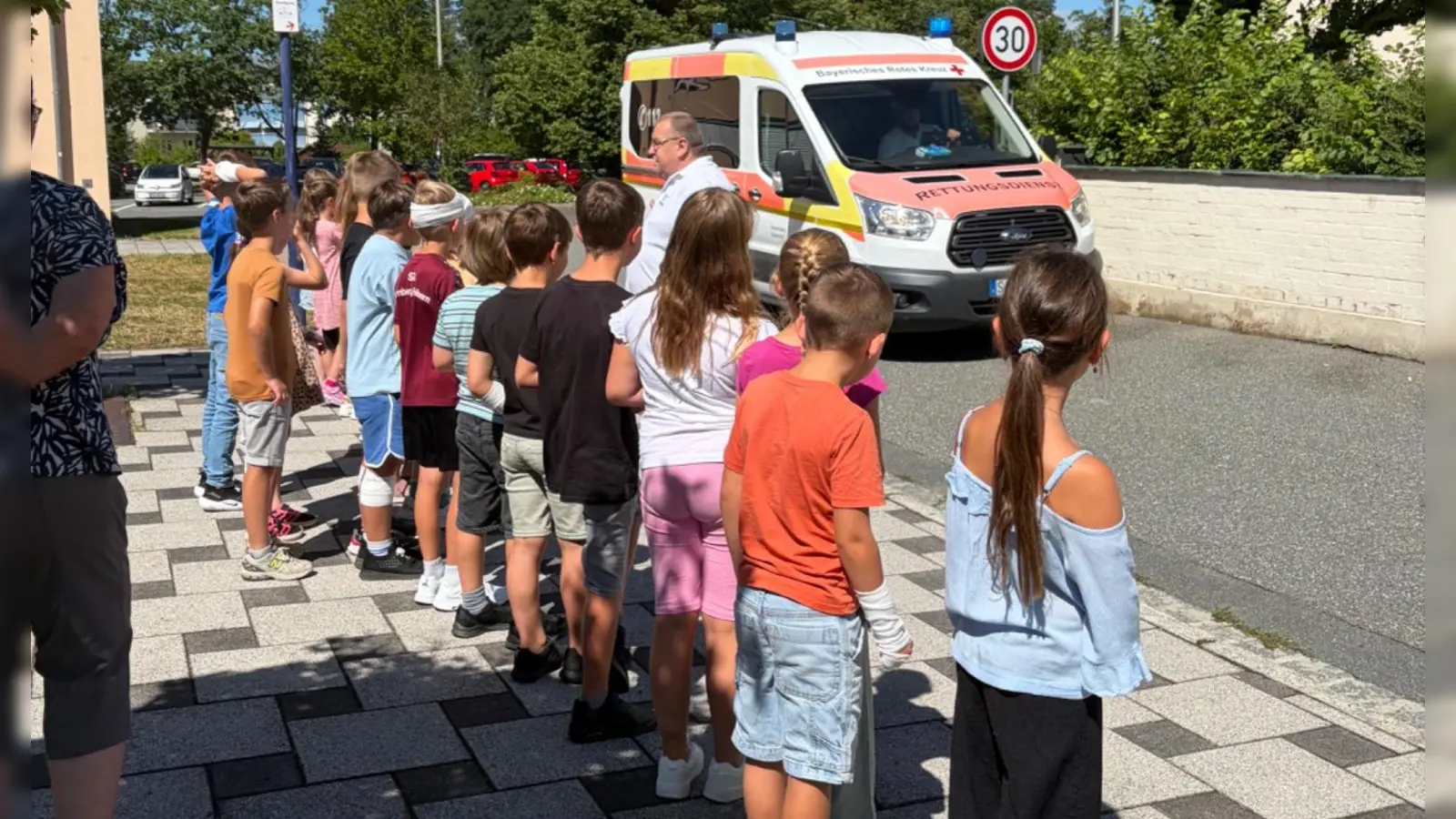 Die Kinder warten auf den Krankenwagen (Bild: Christine Artmann)