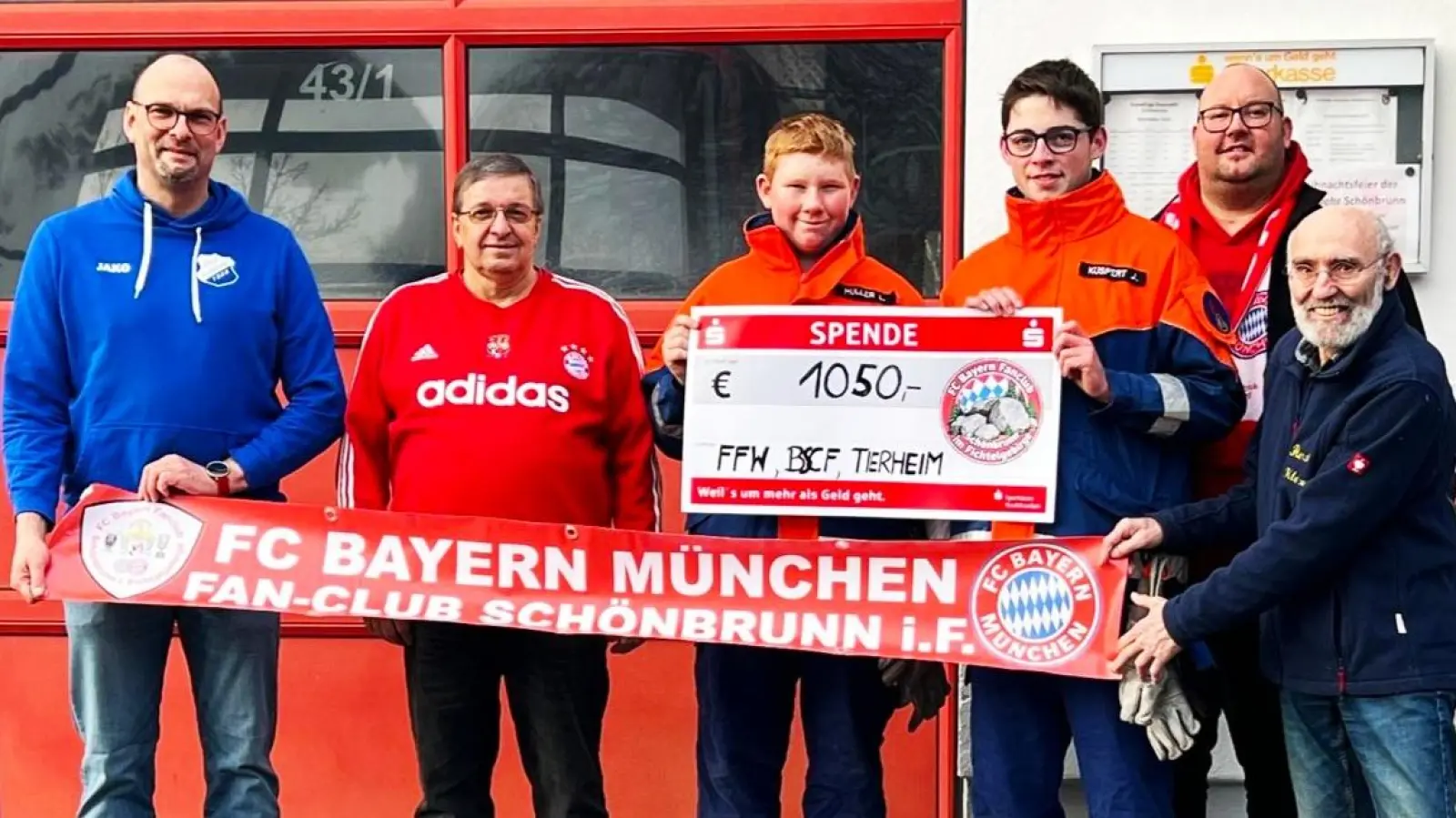 Auf dem Bild von links nach rechts: Jörg Friedrich (Kassier BSC Furthammer), Reinhard Schöffel (2. Vorstand Bayernfanclub Schönbrunn), Lukas Müller und Jonas Küspert (Jugendfeuerwehr), Patrick Sirtl (1. Vorstand FC Bayern Fanclub Schönbrunn) und Horst Klose (Tierheim Breitenbrunn) (Bild: Patrick Sirtl)