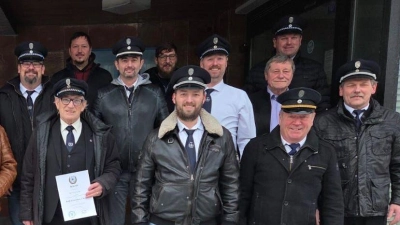 Wiedergewählt wurde das Vereinsgremium mit (vorne v.r.) Kassier Thomas Schmid, Vorsitzender Albert Grießl, 2. Vorsitzender Mathias Karl und Schriftführer Fabian Bauriedl.  (Bild: Mathias Karl)