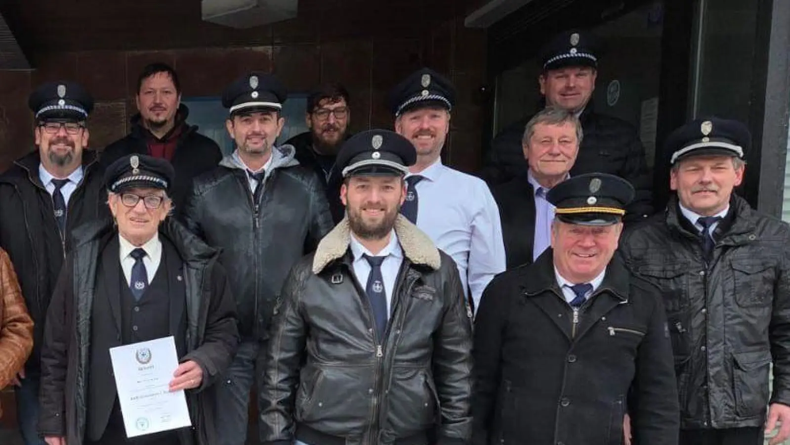 Wiedergewählt wurde das Vereinsgremium mit (vorne v.r.) Kassier Thomas Schmid, Vorsitzender Albert Grießl, 2. Vorsitzender Mathias Karl und Schriftführer Fabian Bauriedl.  (Bild: Mathias Karl)