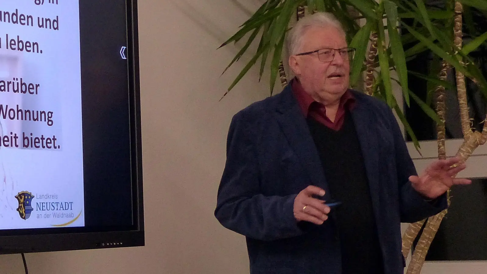 Wohnberater Udo Müller bei seinem Vortrag „Wohnen im Alter” (Bild: Gerhard Löckler )