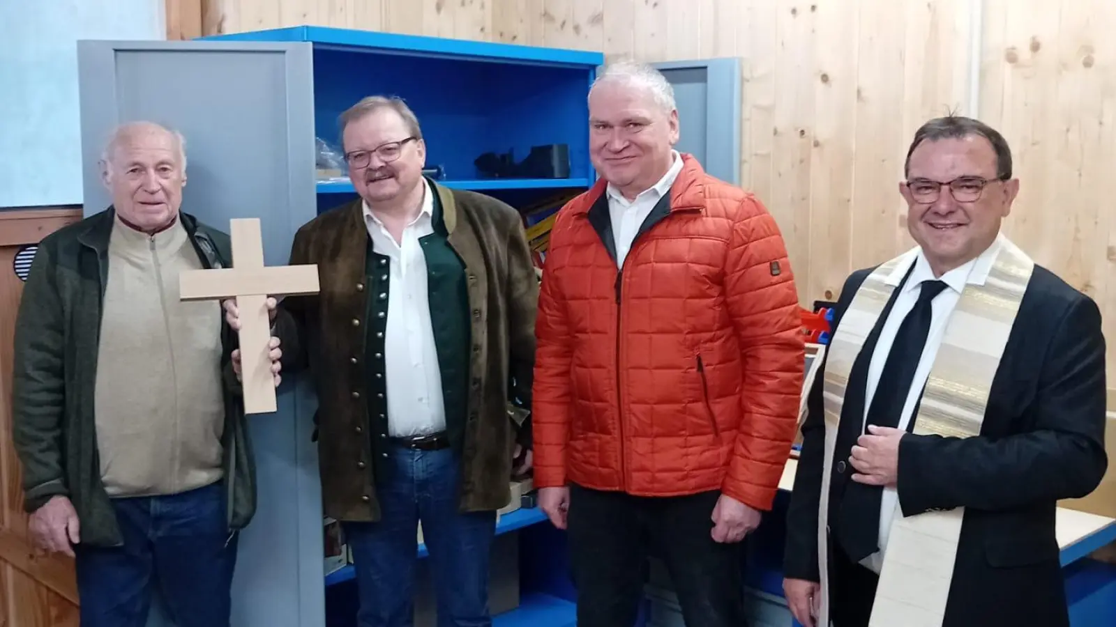 Im Bild von links nach rechts, Hausmeister Lothar Wameser, 1. Bürgermeister Alfred Stier, Seniorenbeauftragter Markus Fichtner, Stadtpfarrer Konrad Amschl (Bild: Marco Donhauser)