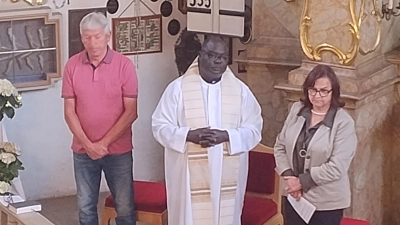 Pfarrvikar Robert Amandu, Renate Puckschamel und Johann Mark lasen die Texte (Bild: Harald Puckschamel)