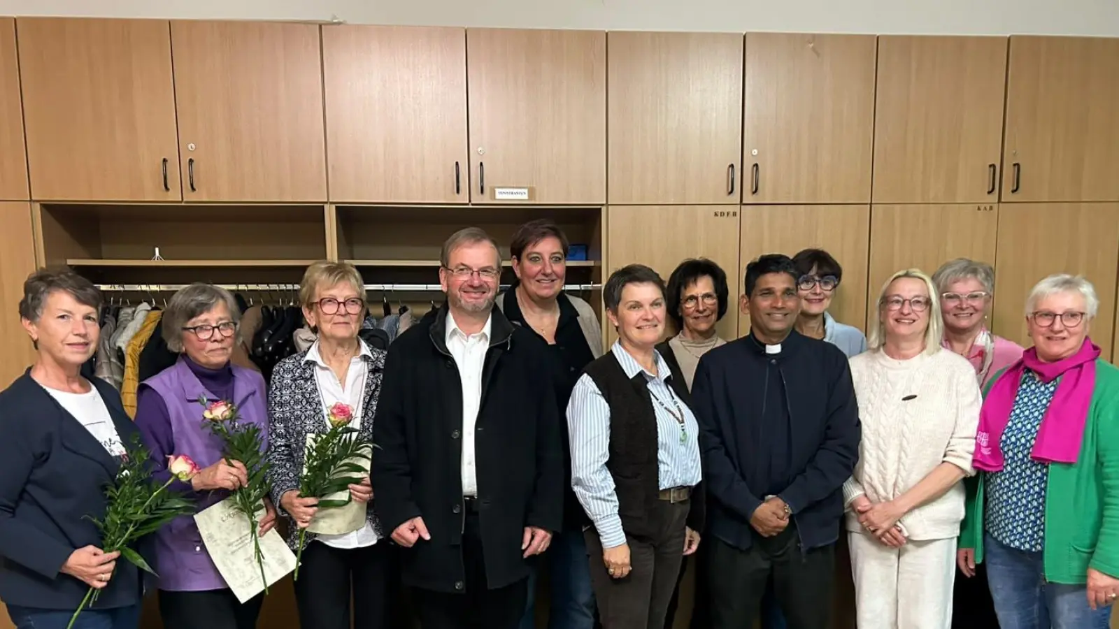 Von links: A. Frischholz, E. Ring, A. Bauer, Pfr. Stohldreier, A. Voit, S. Ippisch, K. Meiler, Pfarrvikar Mons Arrakal, E. Pir-Biehler, E. Seiffert, G. Pschierer, A. Vogl (Bild: Silvia Ippisch)