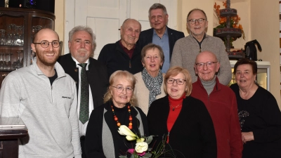 Der neu gewählte Vorstand der Krippenfreunde. Von links Peter Stahl-Grüneich, 2. Bgm Peter Gold, Marianne Stangl, Horst Haidl, Marianne Mehler, Karl Jäger, Rita Krapf, Thomas Sporrer, Hans Schiedeck und Olga Haild. Es fehlten entschuldigt Franz Krapf, Ralf Möstl, Paulus Mehler und Patricia Fellner. (Bild: Thomas Sporrer )