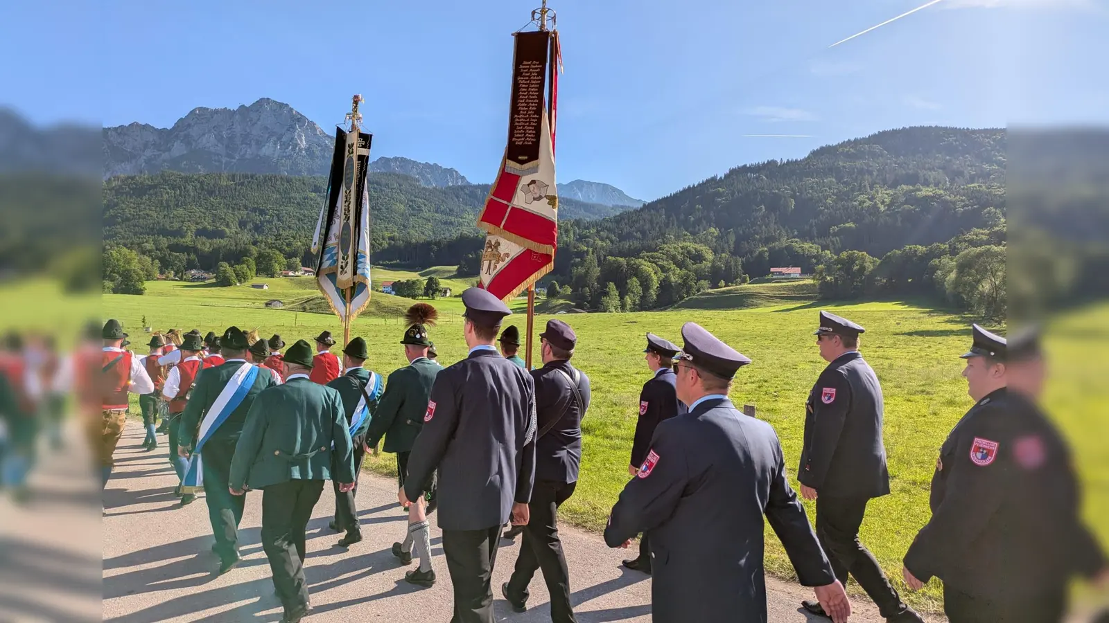 Feuerwehr Ursensollen beim Festzug zum Jubiläum der Feuerwehr und Musikkapelle Aufham  (Bild: Josef Graml)