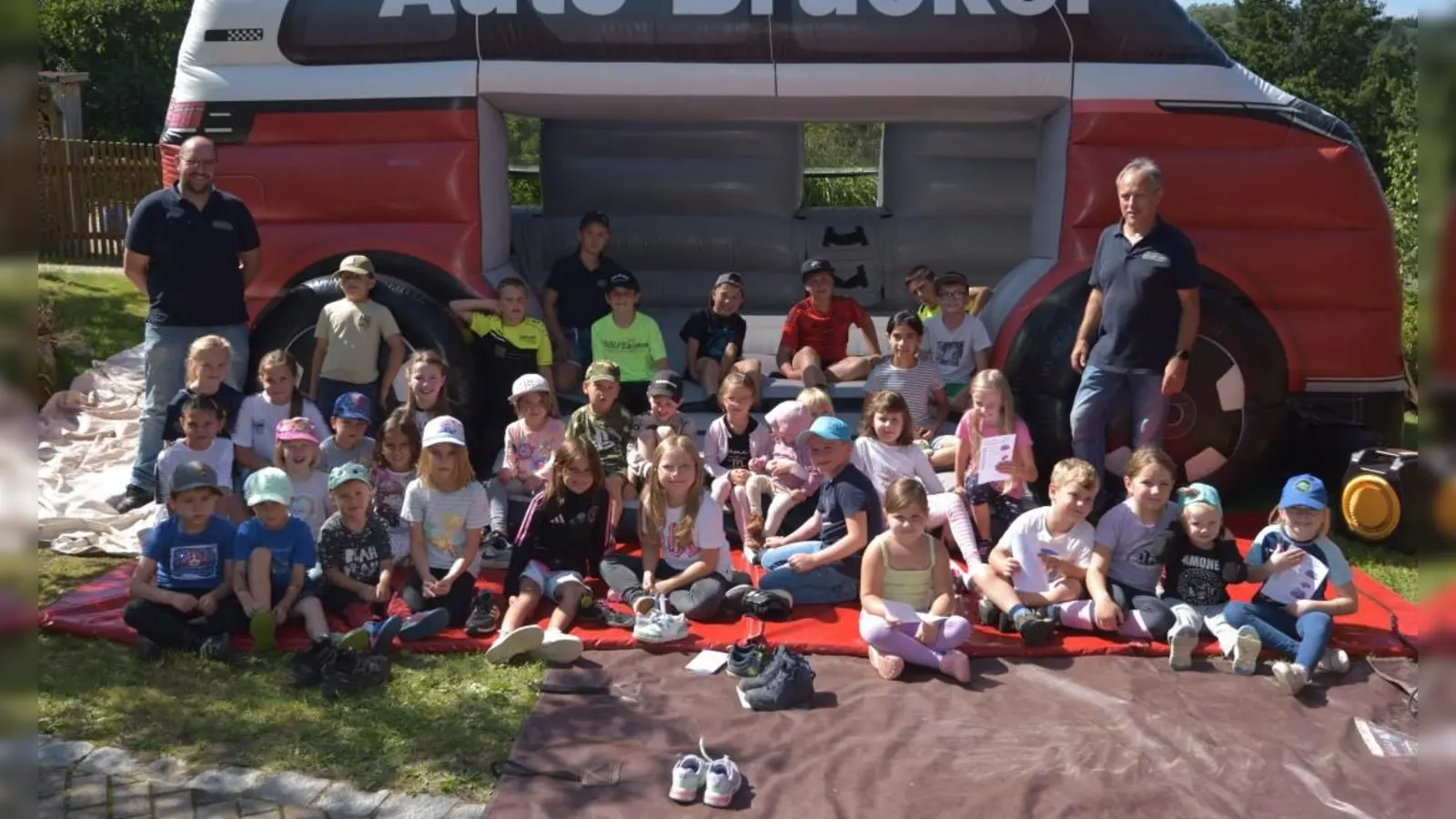 Beim gut besuchten Ferienprogramm der FFW Riglasreuth (Gde. Neusorg) unter der Leitung von 1. Kommandant Patrick Plattner und Jugendwart Manfred Wegmann (hi.li. + hi.re.), hatten 39 Kinder einen kurzweiligen Nachmittag.  (Bild: Helmut Greger)