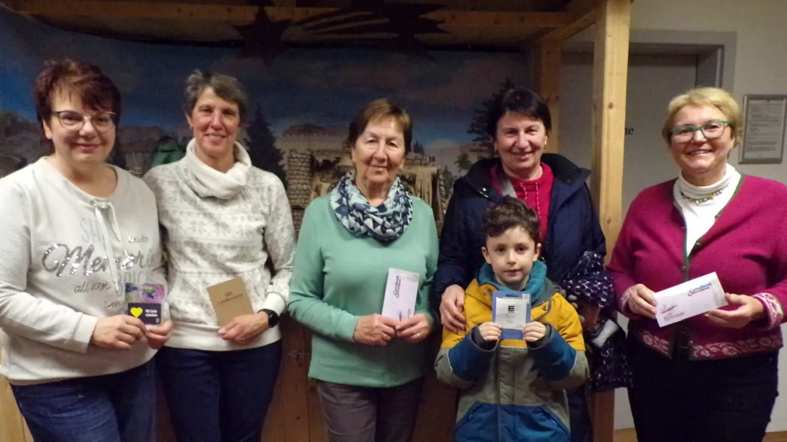 Die glücklichen Gewinner von links: Andrea Pröls, Gudrun Weich, Irmgard Sertl, Maximilian Härtl (in Begleitung seiner Oma), Elisabeth Hammer (Bild: Heidi Voigt)