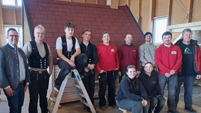 Folgende Lehrlinge waren am Bau beteiligt: Marco Putzer (Firma Dirschwigl, Wilhof), Jay-Luca Beyer, Erik Janus, Francis Shane (alle Betrieb Fischer, Schmidmühlen), Alexander Biebl (Firma Kurz, Schwarzenfeld), Melina Schlicht, Hannah Krückeberg (beide Buchtal), David Harizmann, Manuel Schantz und Gideon Liebe (alle Firma Seebauer, Maxhütte-Haidhof).  (Bild: Rudi Hirsch )