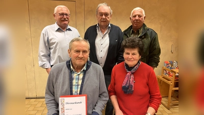 Josef Moosburger, Hans Kummert und Franz Erras gratulierten und dankten den anwesenden Geehrten Jakob List und Marianne Hofmann für ihre Treue.  (Bild: Marianne Moosburger)