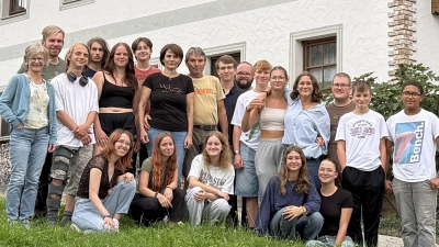 15 glückliche jugendliche Teilnehmer der Ferienfreizeit mit ihren Betreuern Christl Lösch, Florian Schmid, Stephan Knorr, Christian Glaßer und Aliya Moore. In der Bildmitte die Herbergseltern, Familie Achhammer. (Bild: Florian Schmid )