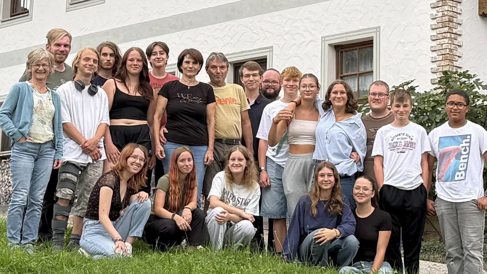 15 glückliche jugendliche Teilnehmer der Ferienfreizeit mit ihren Betreuern Christl Lösch, Florian Schmid, Stephan Knorr, Christian Glaßer und Aliya Moore. In der Bildmitte die Herbergseltern, Familie Achhammer. (Bild: Florian Schmid )