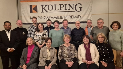 Zahlreiche Neumitglieder traten vor 50 Jahren der Kolpingsfamilie Pfreimd bei und so konnten viele Personen bei der Generalversammlung die entsprechende Ehrung entgegennehmen. Dazu gratulierten Bezirkspräses P. Alban, Pfarrer P. Georg, 2. Bürgermeisterin Dr. Johanna Mertins und die Vorsitzenden Maria Richthammer sowie Georg Hirmer. (Bild: Angi Hirmer)