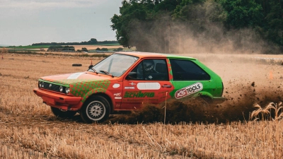 Pflügte den Acker ordentlich um - ASC Fahrer Christian Meyer (1.Sportleiter ASC Su.-Ro.) in seinem VW-Polo  (Bild: Lena Distler)