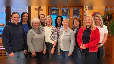 In die GC-Vereinsführung gewählt wurden (von links): Carolin Schimmer (Trainerin Turnjugend), Margit Mösbauer (Stellvertreterin Schriftführerin, Trainerin Turnjugend und Jumping), Antonia Merkl, (1. Schriftführerin), Theresa Simbeck (Trainerin Mutter-Vater-Kind-Turnen), Roswitha Werner (Trainerin Pilates), Aurelia Fritsch (Kassenprüferin, Trainerin Präventionssport), Claudia Schönberger (Stellvertreterin Vorsitzende, Trainerin Gesund&amp;Fit) Andrea Kufner (Stellvertreterin Schatzmeisterin), Lydia Magdalena Schimmer (1. Vorsitzende), Melanie List ( 1. Schatzmeisterin). Weiterhin gewählt in den Vereinsausschuss sind Baar Ramona, Lisa Reiger, Barbara Hofmann und Daniela Mühldorfer als Kassenprüferin (alle nicht im Bild). <br> (Bild: Lydia Schimmer)