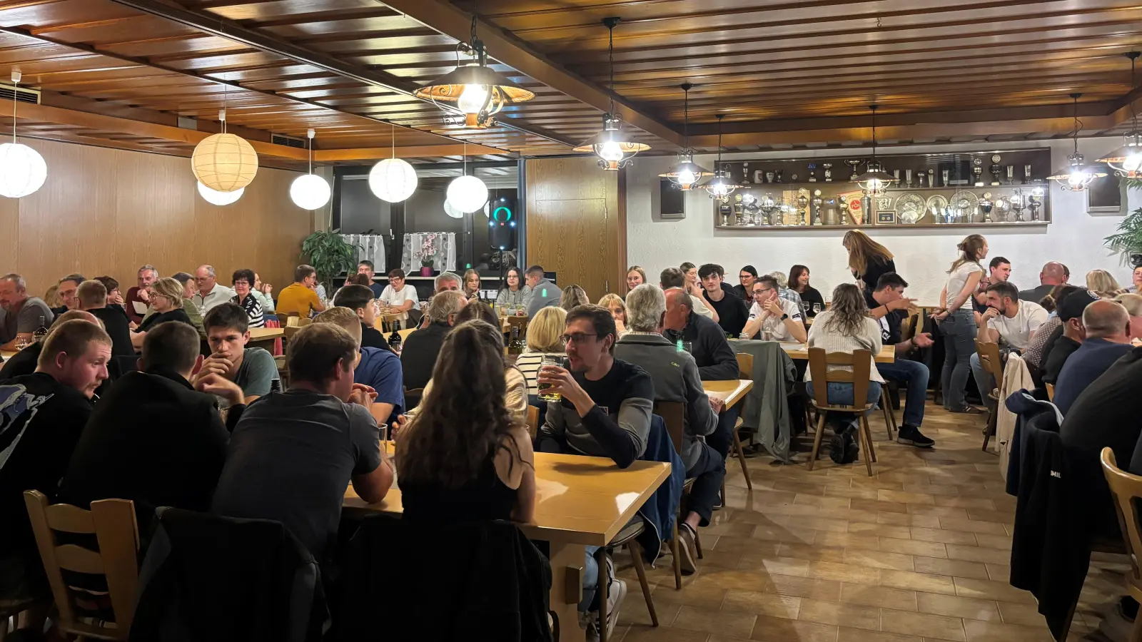 Weinabend begeistert zahlreiche Besucher: Die Festdamen der Blaskapelle Thanhausen freuten sich im Rahmen des Kreismusikfestes 2027 über ein volles Haus und beste Stimmung. (Bild: Markus Schüßler)