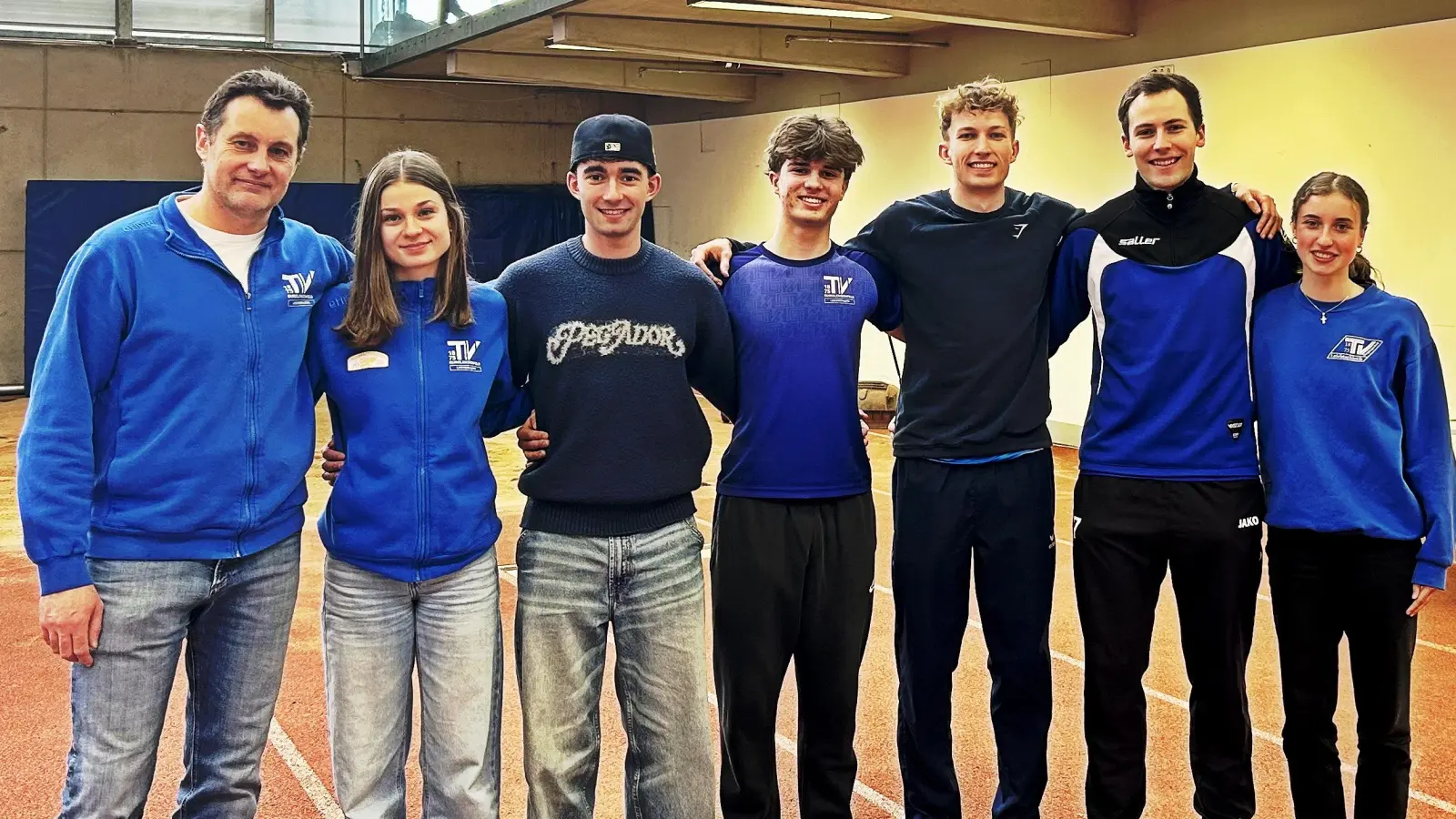 Die starke Truppe des TV Burglengenfeld bei den bayerischen Leichtathletikhallenmeisterschaften: v.l. Trainer Viktor Strasser, Mara Heller, Fabian Stoerzer, Leonhard Zenger, Markus Strasser, Simon Röhrl und Theresa Marek (Bild: Franz Pretzl)
