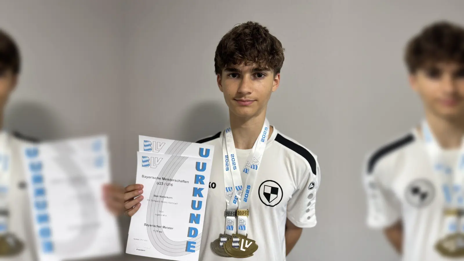 Ben mit seinen zwei Medaillen und Urkunden (Bild: Daniel Haberkorn)