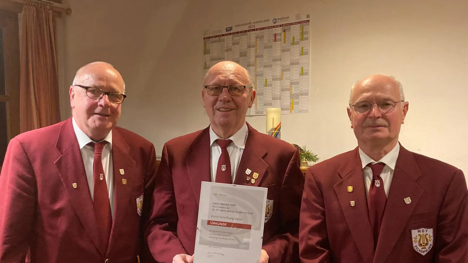 Von links: 1. Vorstand Wolfgang Kleibe, Heinrich Hölzl und 2. Vorstand Hans Wedel. (Bild: Michael Rudolf Hölzl)