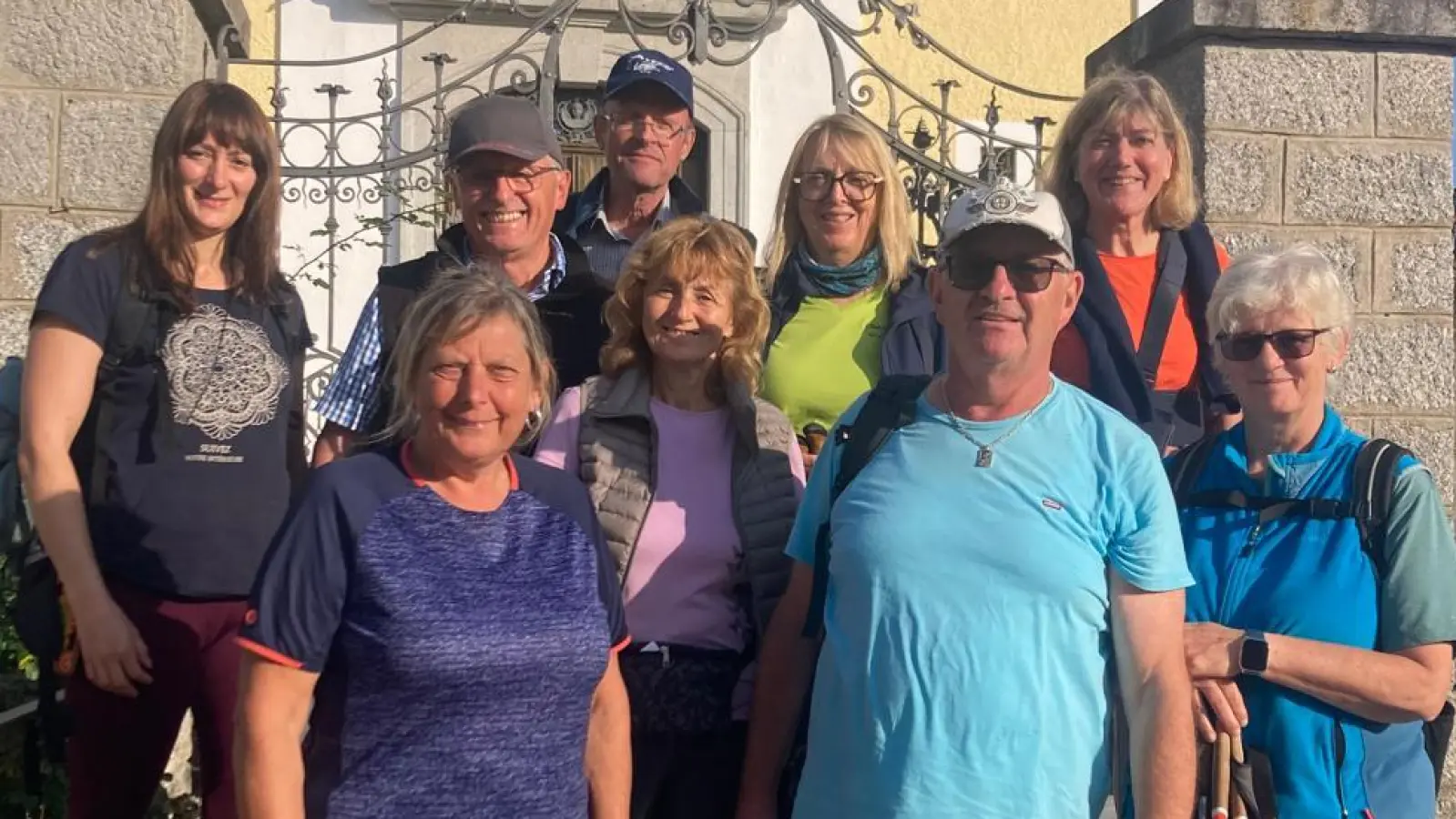 Gruppenbild vor der Kirche in Thurmansbang. (Bild: Christine Weig)