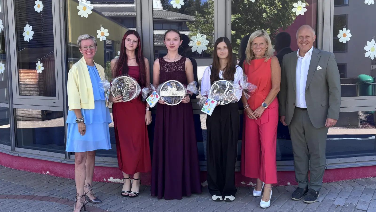 Bürgermeister Marcus Eichenmüller, Klassenleiterin Sabine Spindler (von rechts) und Schulleiterin Michaela Bergmann freuen sich mit den Abschlussbesten Nela Pavelkova, Lina Hartl und Joanne Oberhell (von links). (Bild: Silke Saller)