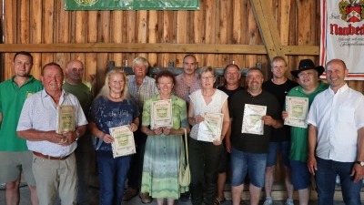 Die Geehrten der SG Edelweiß Wolfsbach mit Zweitem Schützenmeister Marco Meier (v.l.), Erstem Schützenmeister Heiner Graf (5.v.r.) und Ensdorfs Bürgermeister Hans Ram (r.) (Bild: Michael Rabenhofer)