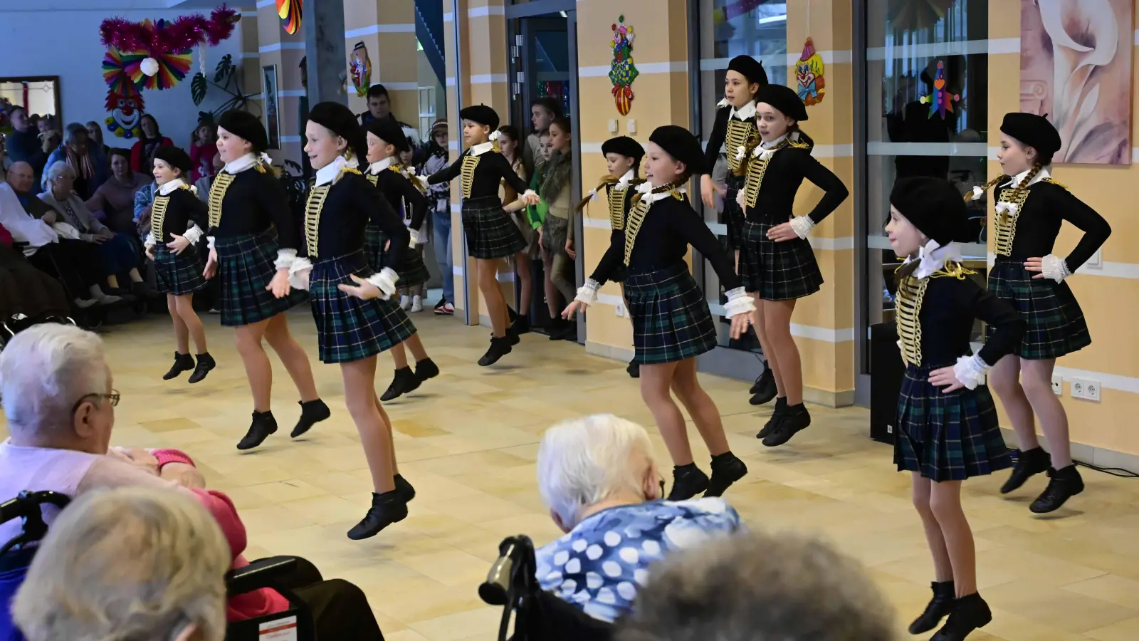 Jugendgardemarsch von Grün-Weiß. (Bild: Michael Welnhofer)