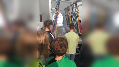 Kinder erleben Luftdruck spielerisch am Flipper im Luftmuseum. (Bild: Rebecca Weber )