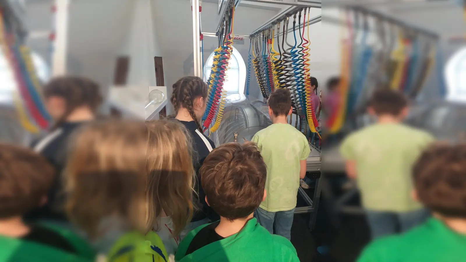 Kinder erleben Luftdruck spielerisch am Flipper im Luftmuseum. (Bild: Rebecca Weber )