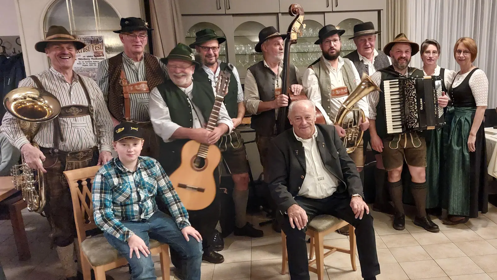 Bei der Herbstsitzweil dabei waren Hirschauer Wirtshausmusi, Hirschauer Wirtshausg'sang, Zwoa Schneidig'n, Josef Novak, Wernberger Stubenmusi. (Bild: Susanne Weiß)