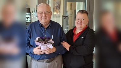 Gewerkschaftssekretärin Fachbereich Postdienst, Spedition und Logistik Nicole Rufin gratulierte dem Jubilar Andreas Weber für 67 Jahre durchgehende ehrenamtliche gewerkschaftliche Vorstandsarbeit und zum 70-jährigen Gewerkschaftsjubiläum.  (Bild: Anna Girbert)