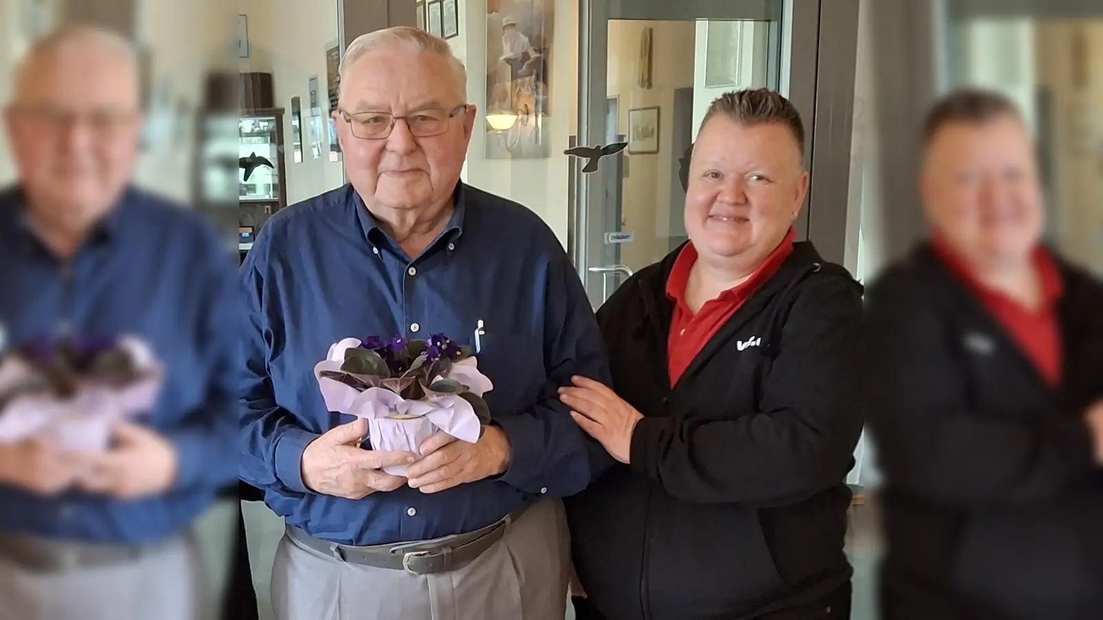 Gewerkschaftssekretärin Fachbereich Postdienst, Spedition und Logistik Nicole Rufin gratulierte dem Jubilar Andreas Weber für 67 Jahre durchgehende ehrenamtliche gewerkschaftliche Vorstandsarbeit und zum 70-jährigen Gewerkschaftsjubiläum.  (Bild: Anna Girbert)