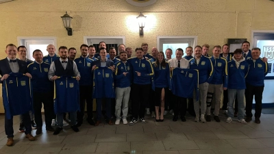 Die 1. Mannschaft präsentiert ihr Weihnachtsgeschenk. (Bild: Roman Solter)