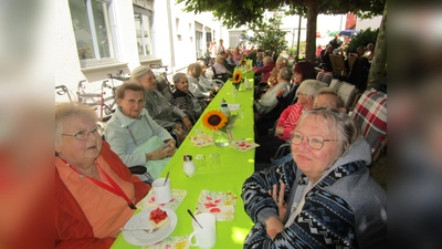 Bewohner und Mitarbeiter des Marienheims feierten Sommerfest. (Bild: Daniela Donhauser)
