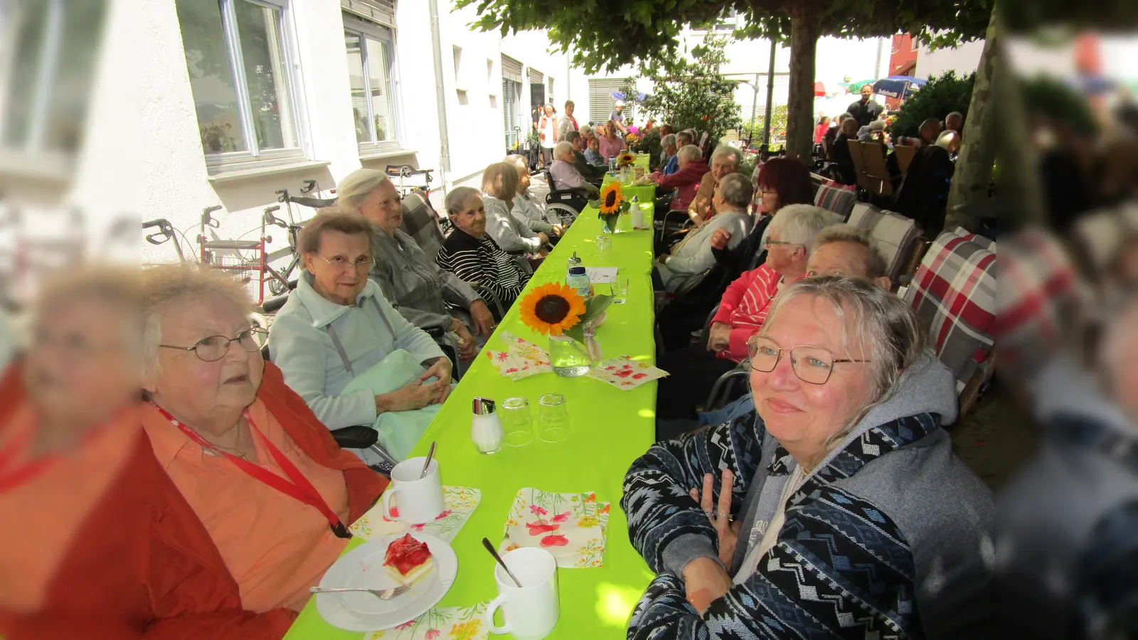 Bewohner und Mitarbeiter des Marienheims feierten Sommerfest. (Bild: Daniela Donhauser)