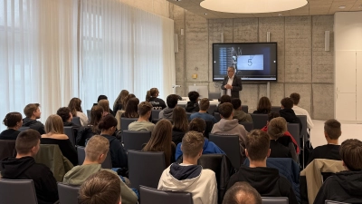 Schülerinnen und Schüler der zehnten Jahrgangsstufe der Realschule Kemnath diskutieren mit MdL Martin Scharf bei seinem Besuch an der Realschule am Tor zur Oberpfalz. (Bild:  Anna Benz-Reichenauer)