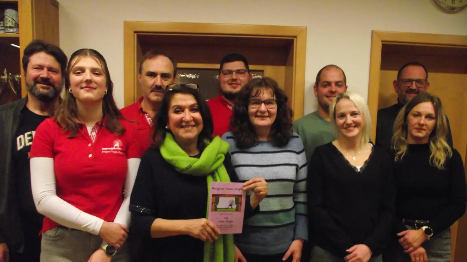 Die Vorstandschaftsmitglieder des Bergg`moi Theaters Muglhof freuen zusammen dem Mitglied des Kulturbeirates der Stadt Weiden, Frau Dr. Tasali-Stoll (mit Programmheft), auf die diesjährige Theatersaison.  (Bild: Robert Ronke)
