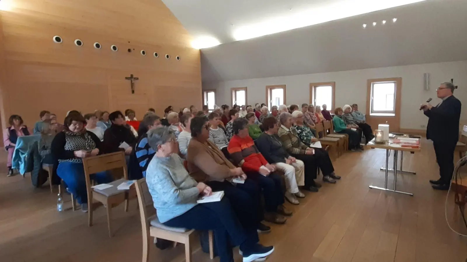 Die Teilnehmerinnen des Einkehrtages mit dem Referenten Direktor Manfred Strigl (Bild: Angelika Vogl)