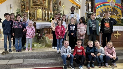 Die Kinder gestalteten die Maiandacht aktiv mit. (Bild: Anja Thalhauser)