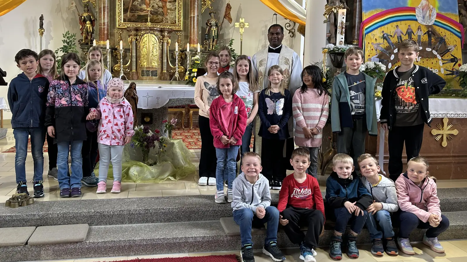 Die Kinder gestalteten die Maiandacht aktiv mit. (Bild: Anja Thalhauser)