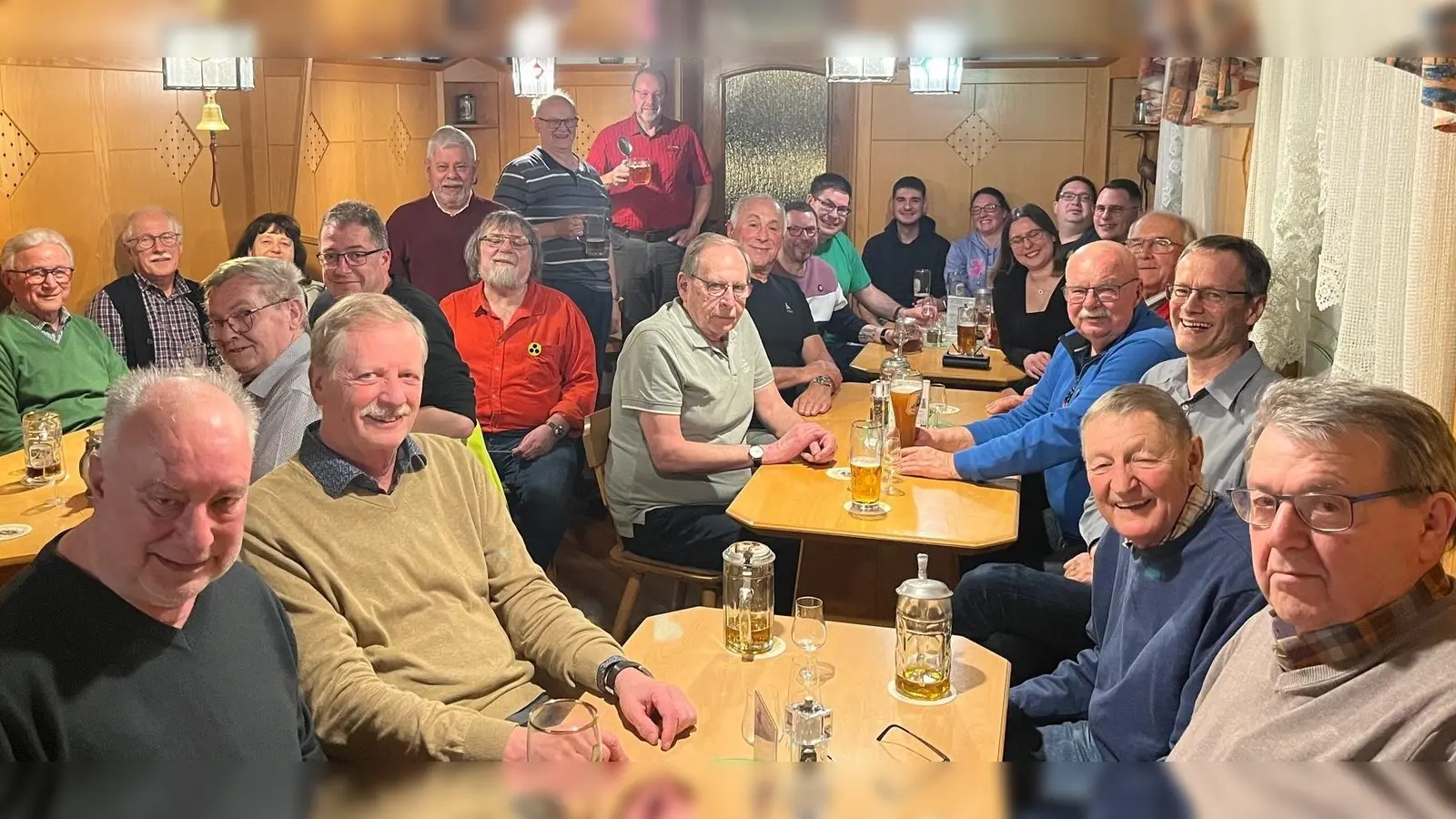 Die Stammtischschwestern und Stammtischbrüder der „Sauberen Platten und wuchtigen Zinken” (hi.steh.) mit Wirt Martin Lotter und Vorstand Armin Kraus. (Bild: Christine Lotter)