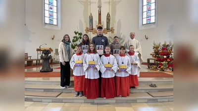 Neu im Dienst sind (von links) Andreas Aigner, Martha Siebert, Theresa Schusser, Jakob Lehnert, Maximilian Säckl, verabschiedet wurden (von link) Pia Linsmeier, Leon Kiener und Mia Melischko sowie (nicht auf dem Bild) Toni Wolfram und Luca Melischko.  (Bild: Melanie Tafelmeyer)