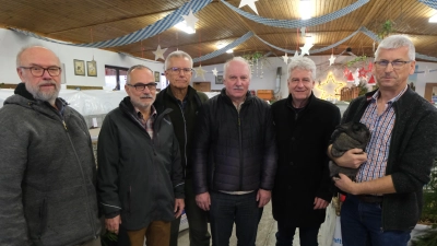 Von links: Fröhlich Berthold (Vereinsvorsitzender KTZV Floß), Bauer Rainer (Vereinsvorsitzender KTZV Neustadt/Waldnaab), Hilburger Reinhold, Piehler Thomas (Kreisvorsitzender Kaninchen), Lindner Robert, Bürgermeister Floß und Kraus Karl. (Bild: Fred Lehner)