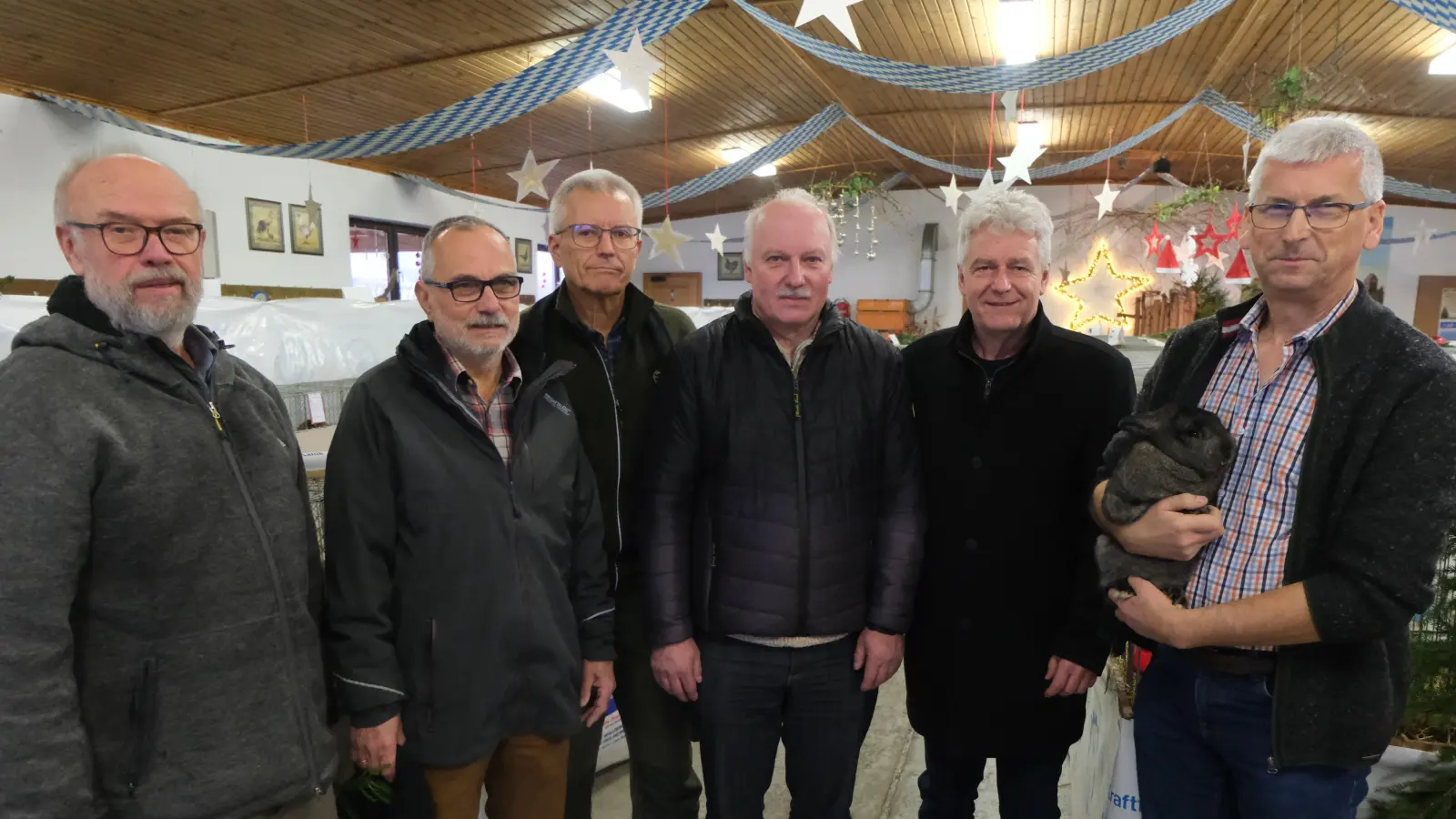 Von links: Fröhlich Berthold (Vereinsvorsitzender KTZV Floß), Bauer Rainer (Vereinsvorsitzender KTZV Neustadt/Waldnaab), Hilburger Reinhold, Piehler Thomas (Kreisvorsitzender Kaninchen), Lindner Robert, Bürgermeister Floß und Kraus Karl. (Bild: Fred Lehner)