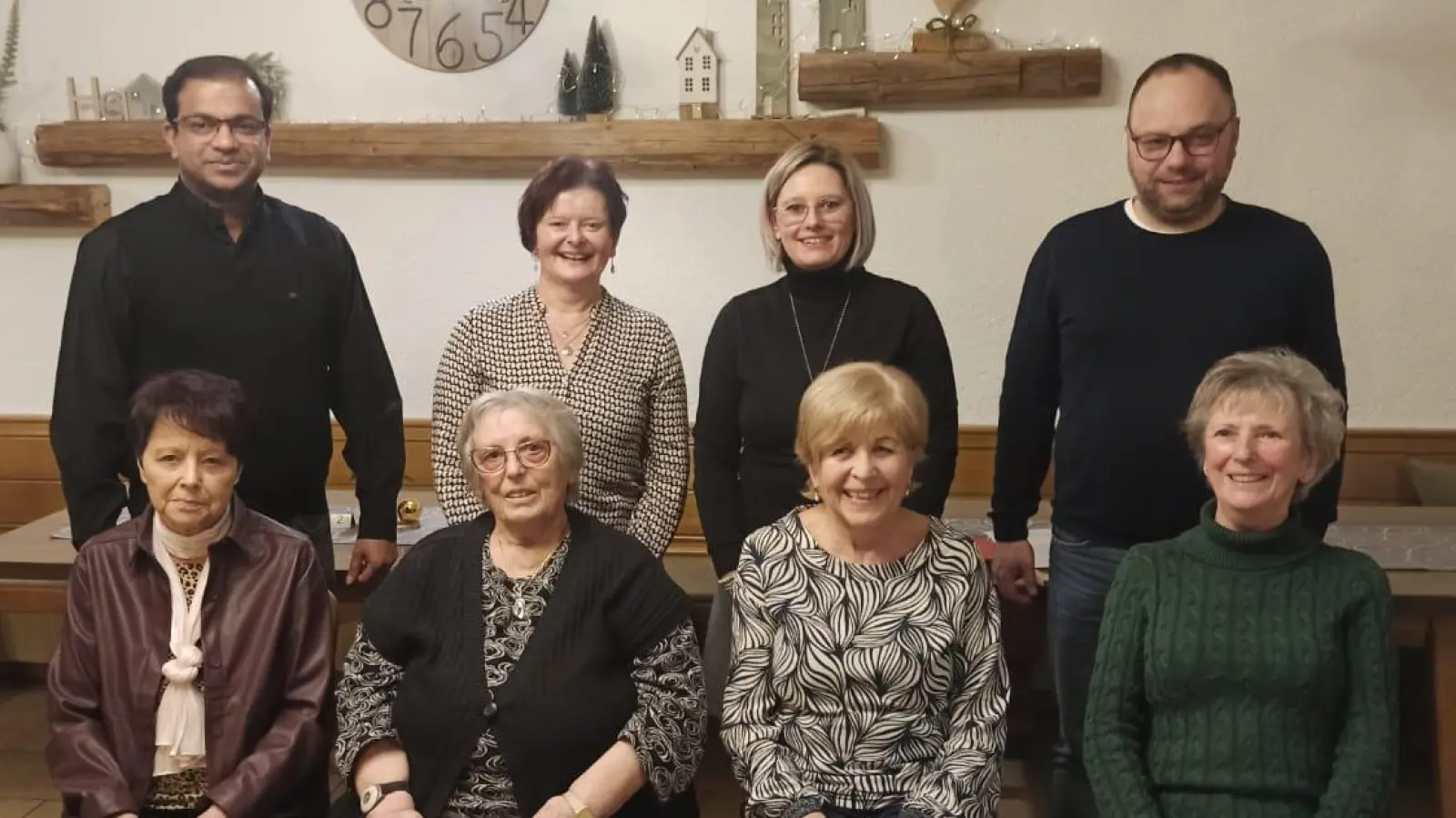 Sitzend von links: Maria Bauer, Brigitta Kuhbandner, Birgitt Hoffmann, Ingrid Hausmann, stehend von links: Präses Pater Anish George, Vorsitzende Karin Kuhbandner, stv. Vorsitzende Nadine Prechtl, Chorleiter Alexander Hecht. (Bild: Alfons Eichhorn)