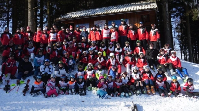 Teilnehmer der Stadt-und Vereinsmeisterschaft des Schiclubs TSV Pleystein vor dem Starthaus  (Bild: Tom Enslein )