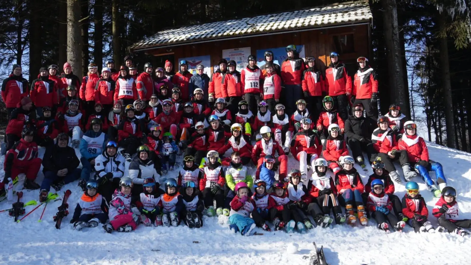 Teilnehmer der Stadt-und Vereinsmeisterschaft des Schiclubs TSV Pleystein vor dem Starthaus  (Bild: Tom Enslein )