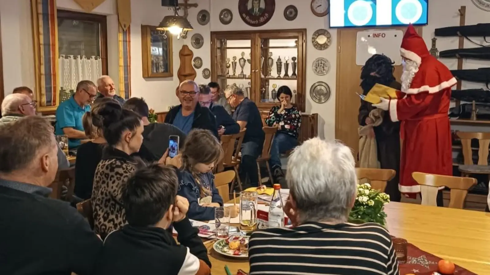 Teilnehmer am Schießen mit Besuch von Nikolaus und Krampus. (Bild: Karl-Heinz Schöpf)