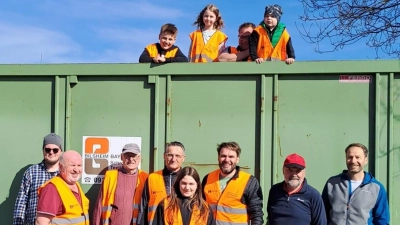 Viele fleißige Helfer waren bei der Altkleidersammlung mit dabei. (Bild: Josef Söllner )